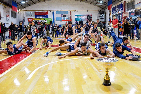 Gran festejo de los jugadores “brownianos”, luego de ganarle la serie 2 a 0 a Ferrocarril Patagónico.