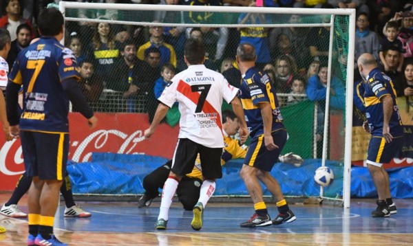 Los ex de River y Boca se divirtieron y pusieron cuando tuvieron que poner como en tantos superclásicos.