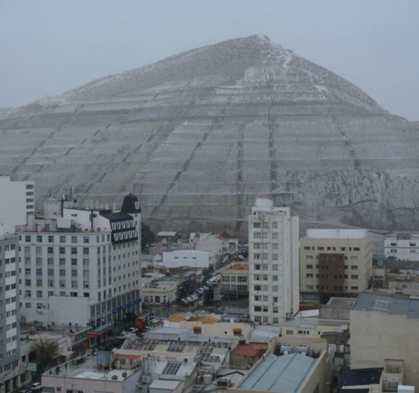 Chenque blanco. El tradicional cerro de Comodoro reflejó los copos que cayeron en la ciudad petrolera.
