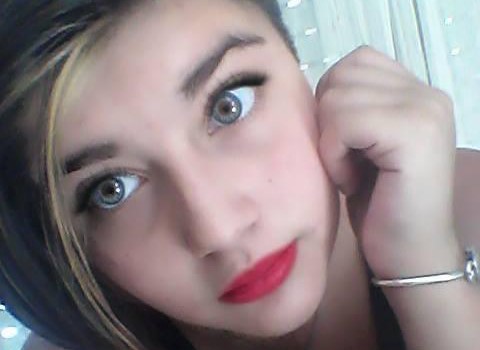 Gisella tiene el pelo castaño con corte hacia un costado hasta la altura de los hombros y mide 1,65 metros.