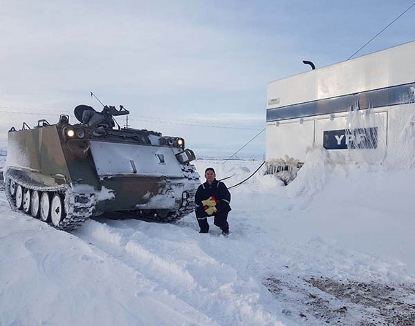 Salvataje. Uno de los vehículos militares que llegó hasta un yacimiento para rescatar a varios petroleros.