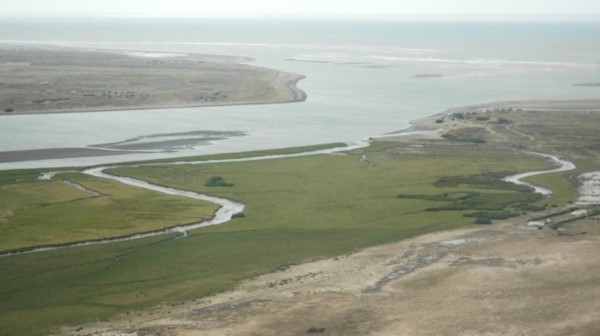 El punto de toma del agua sería la desembocadura del río Negro (foto diario Río Negro)