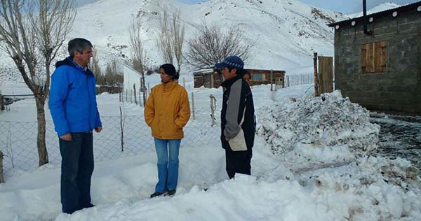 Con vecinos. Ongarato hizo un recorrido para escuchar a las familias más necesitadas en Esquel. 