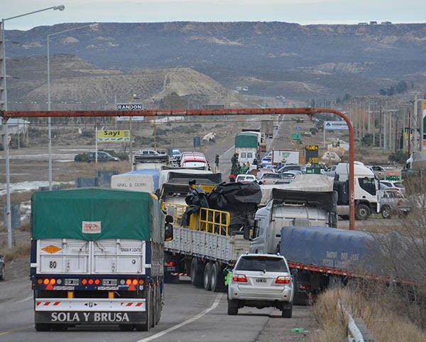 Interminable. La fila de camiones que por fin pudo salir de la ciudad.