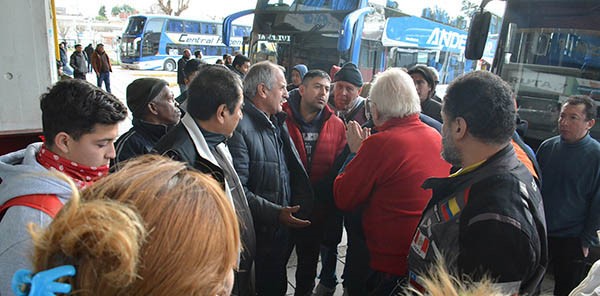 Pedido. Eliceche discute con los pasajeros y a la vez les pide comprensión y paciencia frente a una espera que se hizo interminable en Trelew.