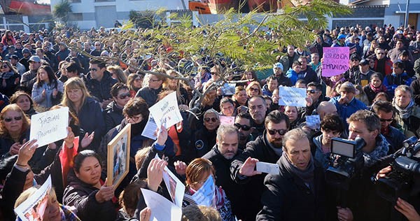 Los familiares encabezaron la protesta y fueron recibidos por autoridades de Prefectura Naval Argentina.