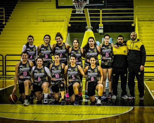 El plantel femenino de Deportivo Madryn. Las chicas le ganaron a Brown en el primer juego de la final.