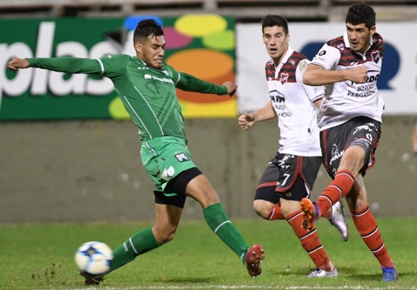 Ferro volvió a ceder puntos de local y se despide de sus chances de ascender.