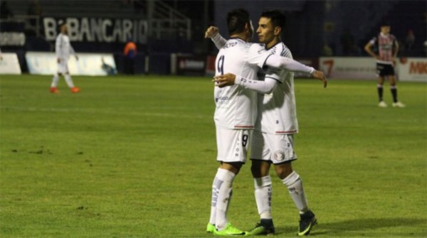 La Lepra venció 3-1 a Chacarita, que quedó a 4 puntos de Guillermo Brown y ya no depende de si mismo para ascender a Primera.