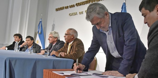 Rúbrica. Una postal del escenario oficial, mientras el gobernador Das Neves le pone la firma al acuerdo para que el yacimiento se aproveche.