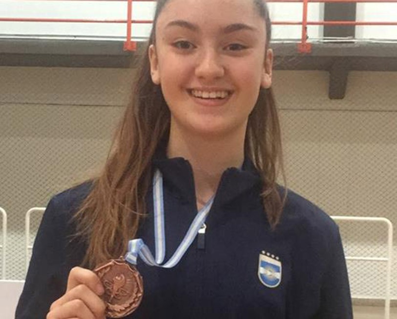 Martina Torres, de 14 años, con la medalla de bronce del Premundial.