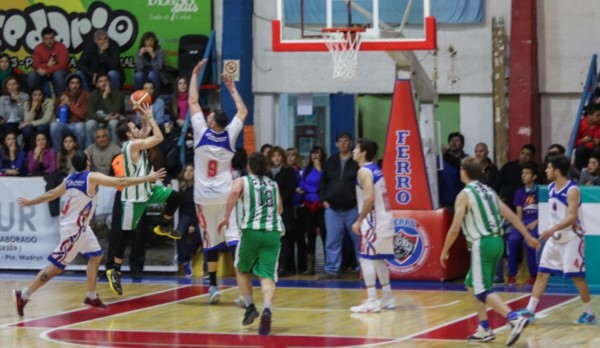 El "Chuso" González (9) volvió a ser importante para Ferro. (Foto: prensa Germinal).