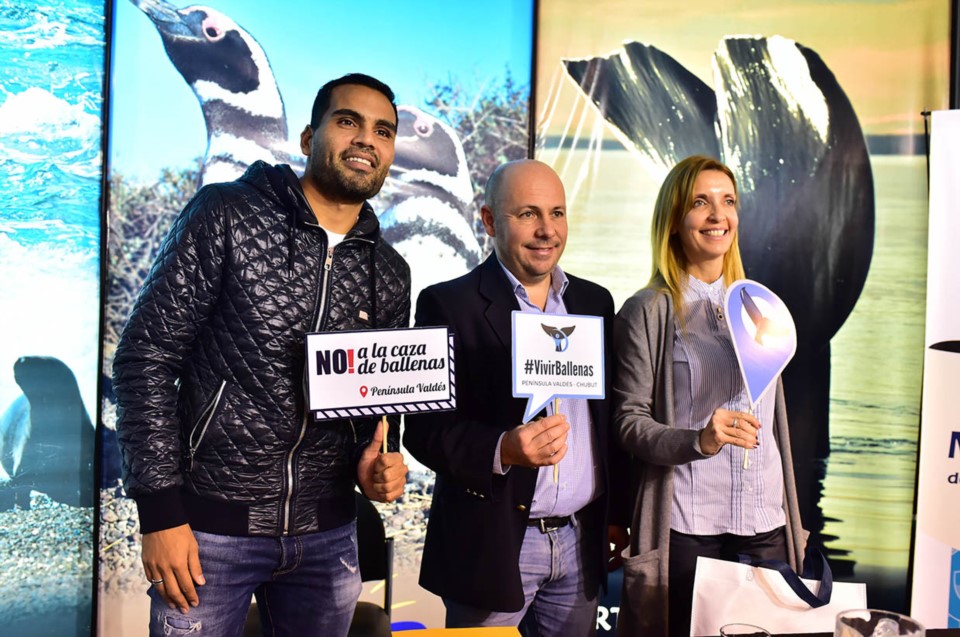 Gabriel Mercado junto al intendente Ricardo Sastre y la secretaria de Turismo de Madryn, Mariela Blanco.