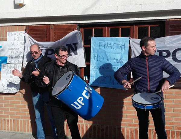 Personal del gremio UPCN protestando contra el cierre del ENACOM.