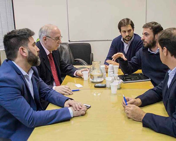 Explicaciones. Mamet y Maza escucharon los argumentos de Pepsi.