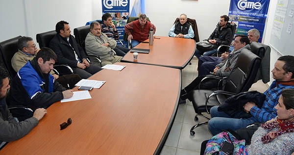 Debate. Una postal de los socios de la Cámara discutiendo cómo paliar el crítico escenario de negocios.
