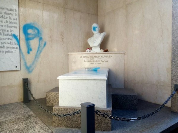 Profanaron el mausoleo de Raúl Alfonsín en el cementerio de Recoleta.