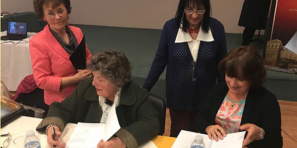 Las profesoras Zulema Morison y Sonia Jones firmaron ejemplares del trabajo editado.