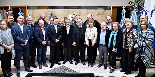 Juntos. El mandatario provincial junto con buena parte de la dirigencia hotelera y se servicios turísticos. 