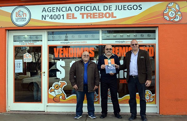 La entrega simbólica se realizó en la agencia ya que el ganador por seguridad decidió permanecer anónimo.