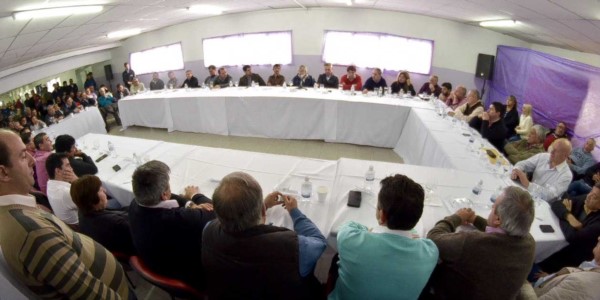 Postal. Una escena de la reunión de intendentes y jefes comunales con los funcionarios provinciales.