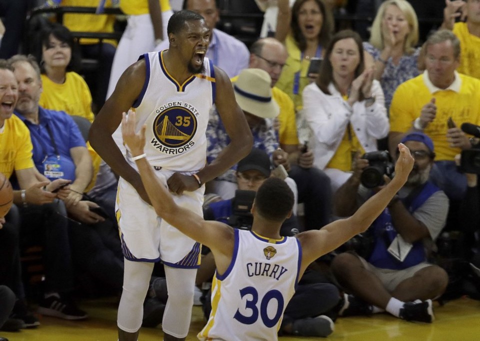 Stephen Curry y Kevin Durant pulverizan a Cleveland en el segundo partido de las finales.