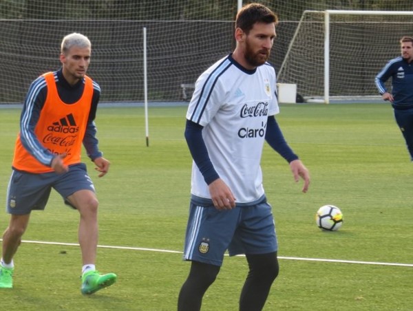 essi ya se entrena junto a sus compañeros en Melbourne en vistas del amistoso ante Brasil.