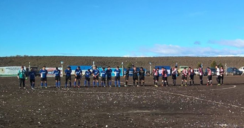 Los jugadores de Río Pico e Independiente posan para jugar. Minutos después, se suspendió la final.