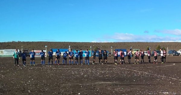 Los jugadores de Río Pico e Independiente posan para jugar. Minutos después, se suspendió la final.
