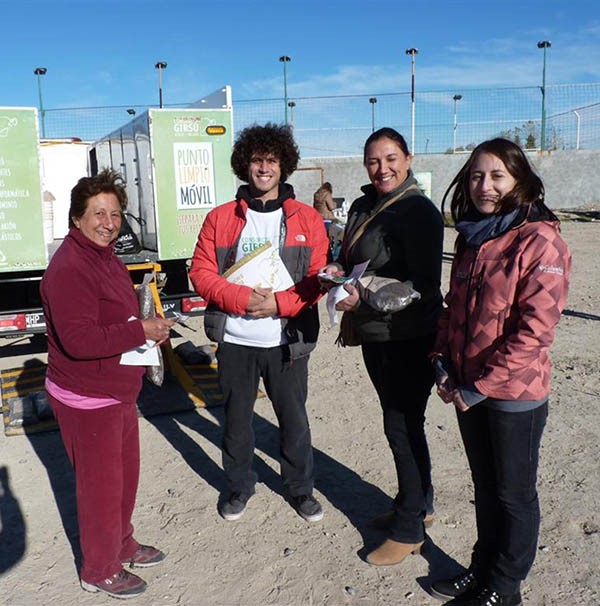 Los vecinos que acercaron residuos secos separados y recibieron abono obtenido a partir del material orgánico recuperado y compostado.