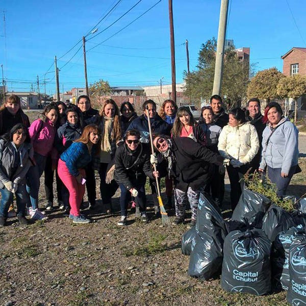 El municipio capitalino donó 300 bolsas de residuos.