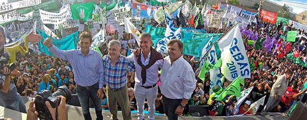 Una foto . En marzo de 2015, en plena campaña, Das Neves encabezó un acto en Trelew junto a Sergio Massa, Mariano Arcioni y el entonces intendente de Trelew, Máximo Pérez Catán.
