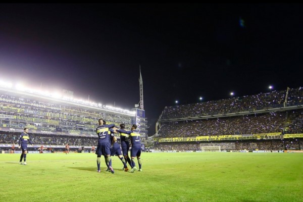 El público de Boca excedió la capacidad en las tribunas de la Bombonera.