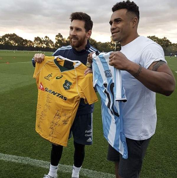 Messi junto al jugador de los Wallabies Will Genia. Intercambiaron camisetas y luego posaron para la foto. La “Pulga” es atracción en todo el mundo.