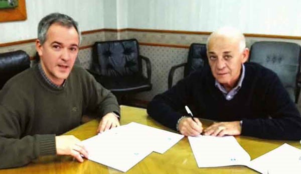 Firma. Gómez Lozano y Arturo Arroqui rubricaron el acuerdo.