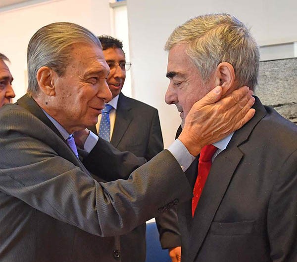 Saludo. Una de las últimas postales públicas de Guinle con Das Neves.