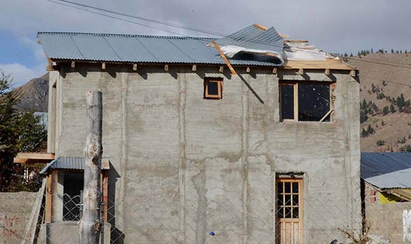Daños. Algunas construcciones sufrieron voladuras de techos.