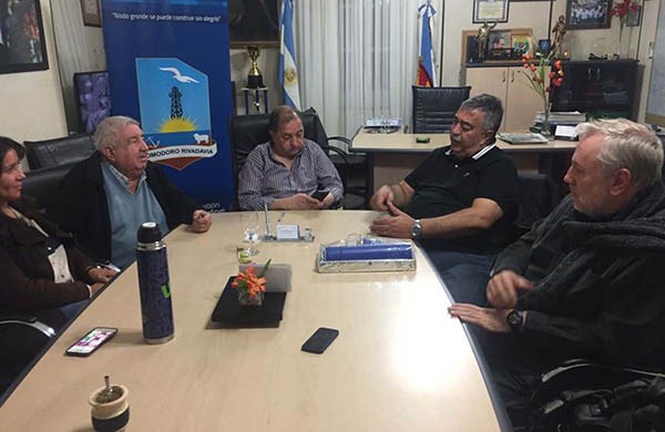 Charla de peronistas. Gamboa, Linares, González y Monesterolo, anoche en el municipio comodorense.