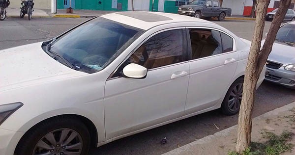 Daño. Así se podía ver el automóvil dañado en su cristal lateral posterior izquierdo.