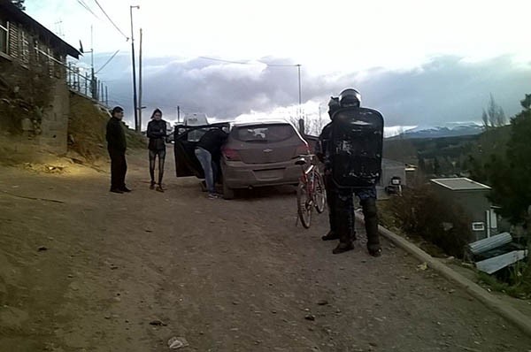 Momentos en que Policía llegaba al frente de la vivienda para incautar los elementos relacionados al hecho.
