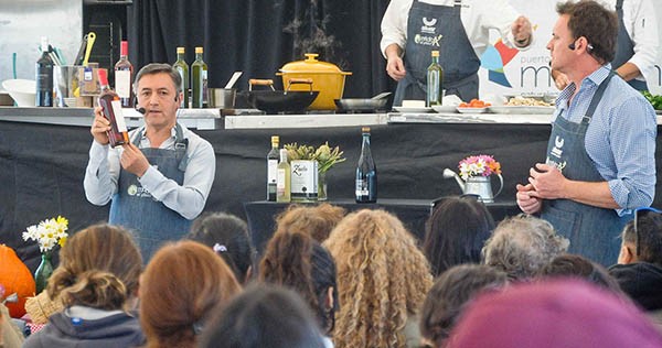 La gran carpa de Madryn al Plato se convirtió en un cocina donde los chefs invitados exhibieron su talento .