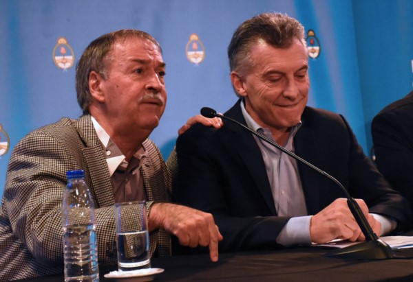 Contrapunto entre dos ¿aliados? En la Docta reivindican el nepotismo.