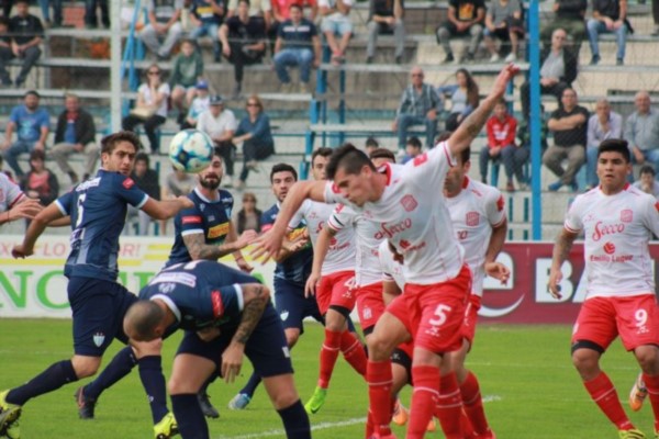 Juventud Unida entró en descenso. No pudo ganarle a San Martín de Tucumán y tras haber igualado sin goles entró en la zona roja.