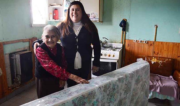 Una vecina del barrio Malvinas de Trevelin recibió un colchón.