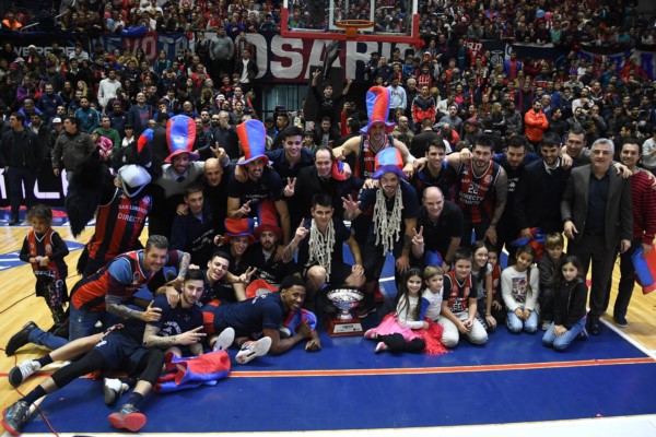 Jugadores, cuerpo técnico y dirigentes festejaron el bicampeonato de San Lorenzo en la LNB.