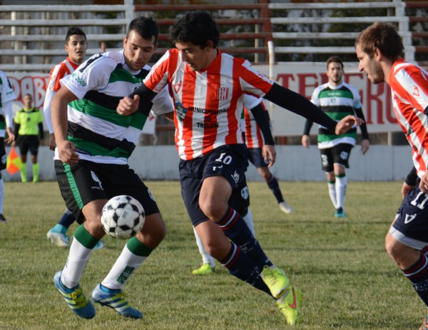 El dolavense Kevin Garay, en acción con el balón en el Cayetano Castro. 