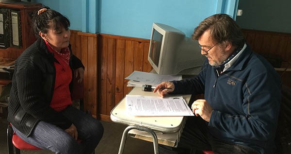Firma. Peréz Catán, el titular del IAC, explicó los trámites a los vecinos adjudicatarios en el interior.