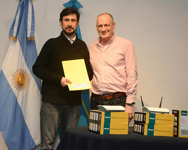 Aporte. El ministro Castán junto con uno de los directivos docentes que recibió su equipo de Conectar.