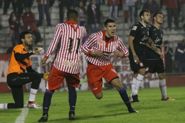 En un partido muy atractivo, Los Andes derrotó en Tucumán 3-2 a San Martín. 