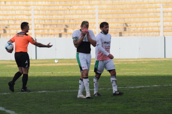 Estudiantes no pudo con Flandria y se complica con el descenso.